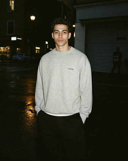 Crewneck tinta unita, indossato (foto demo)