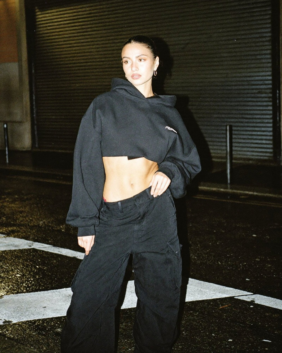 Crop hoodie boxy, indossato (foto demo)