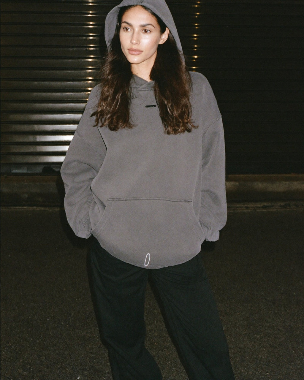 Hoodie tinta unita, indossato (foto demo)