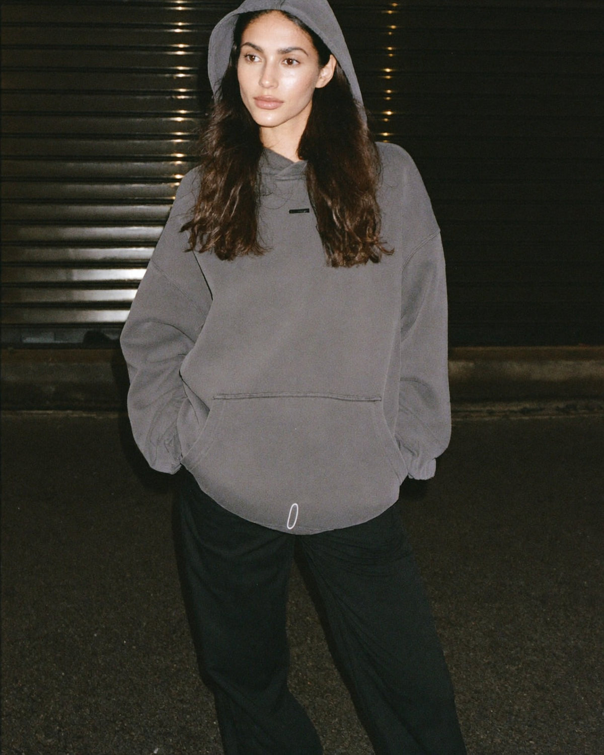 Hoodie tinta unita, indossato (foto demo)
