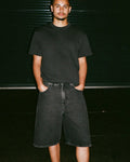 Jorts denim baggy, indossato (foto demo)