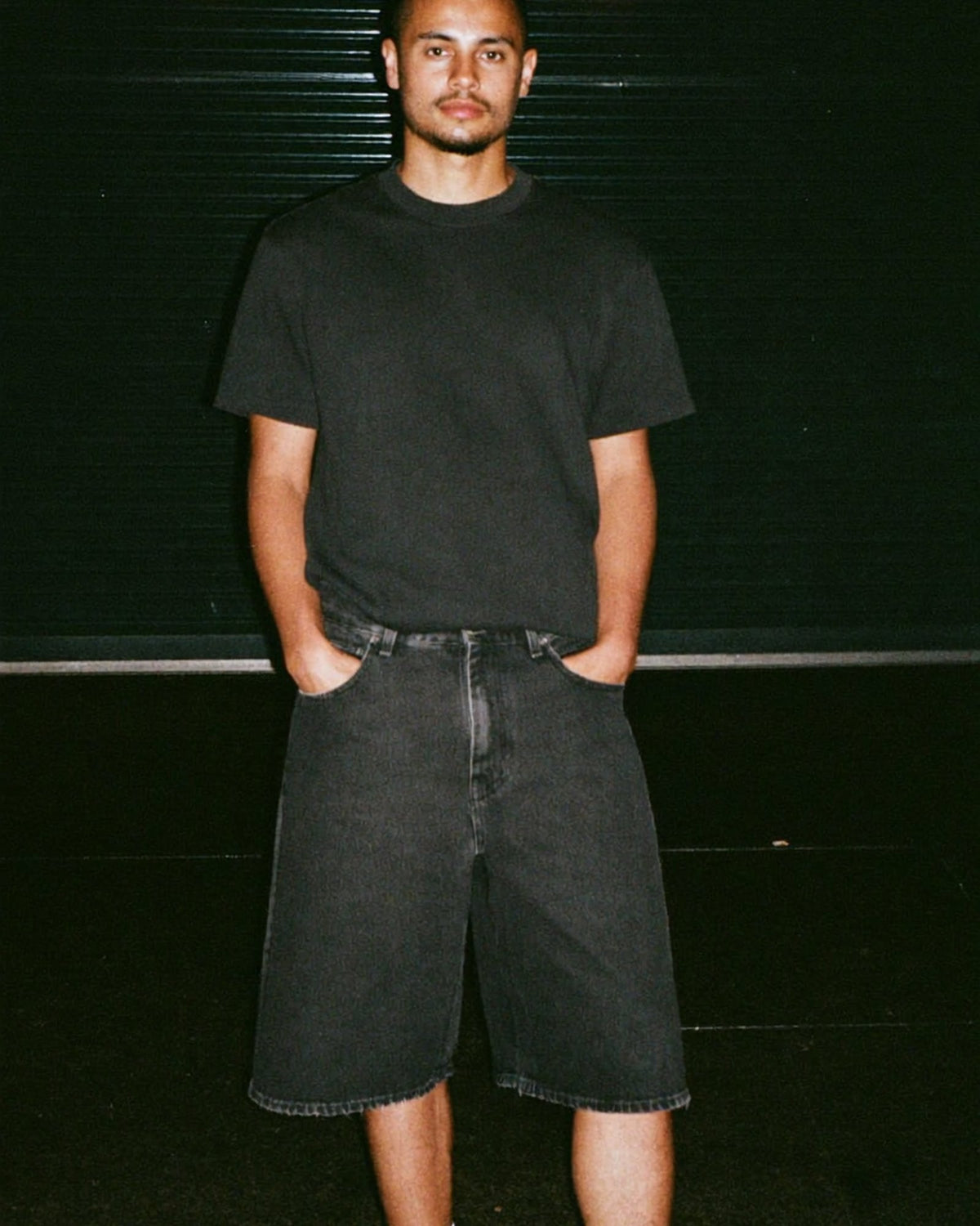 Jorts denim baggy, indossato (foto demo)